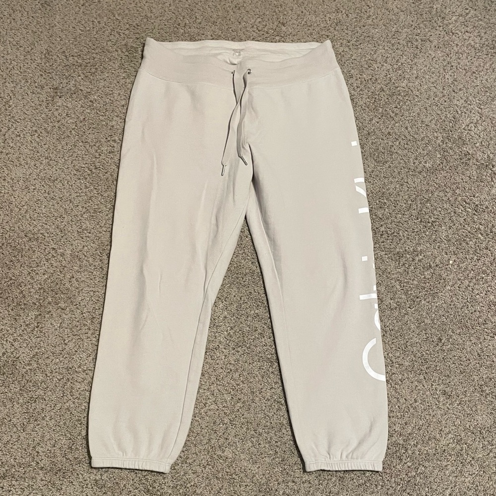 Calvin Klein performance pants. Like NEW, size XL color tan.
